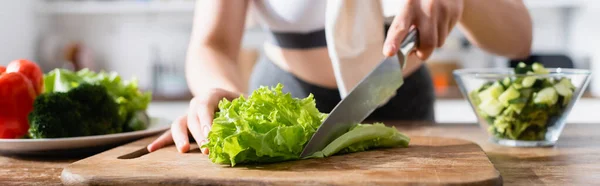 Cosecha Horizontal Mujer Cortar Lechuga Fresca Tabla Cortar — Foto de Stock