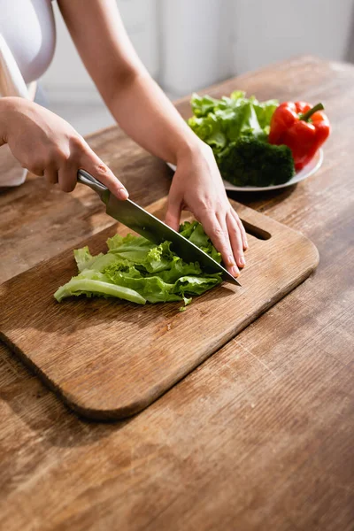 Vista Recortada Mujer Cortando Lechuga Fresca Tabla Cortar — Foto de Stock