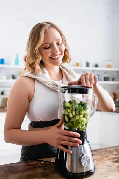 Mujer Joven Tocando Licuadora Con Lechuga Rodajas Pepino — Foto de Stock