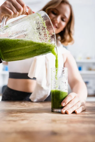 Foco Seletivo Mulher Derramando Smoothie Verde Vidro — Fotografia de Stock