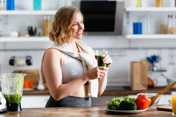 Young Woman Holding Glass Green Smoothie Looking Away — Stock Photo, Image