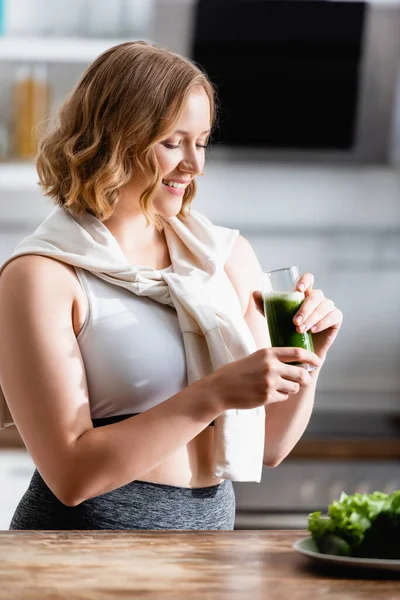 Jovem Mulher Olhando Para Vidro Smoothie Verde — Fotografia de Stock