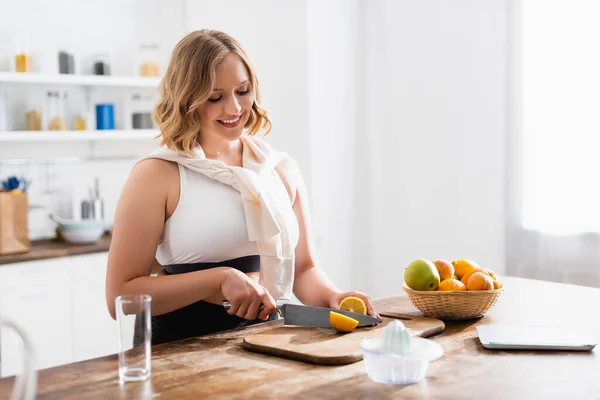 Fuoco Selettivo Donna Che Taglia Limone Vicino Computer Portatile Frutta — Foto Stock