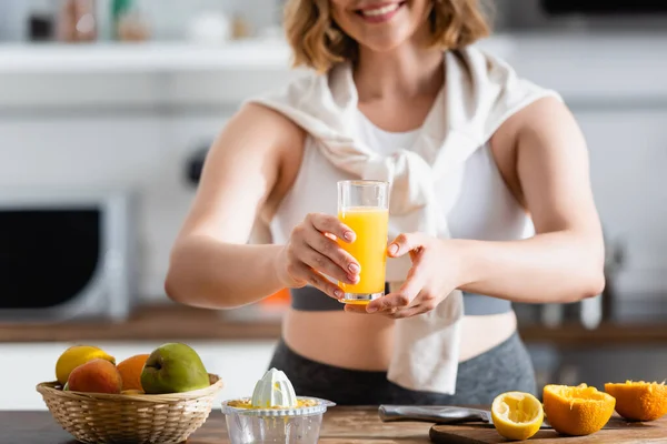 Cropped View Woman Holding Glass Fresh Orange Juice Squeezed Fruits — Stock Photo, Image