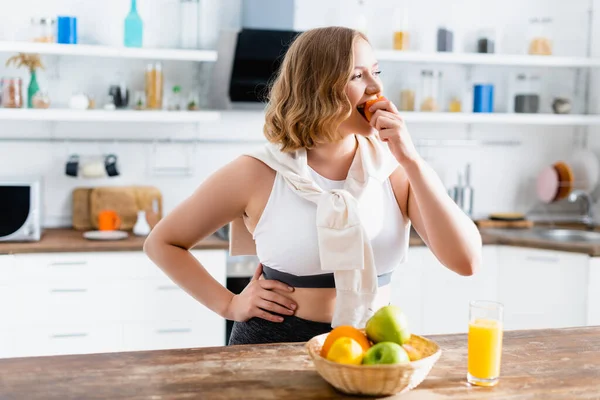 Mujer Con Los Ojos Cerrados Comiendo Melocotón Fresco Mientras Está — Foto de Stock