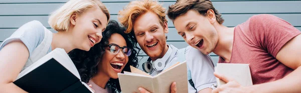 Vista Ángulo Bajo Estudiantes Multiétnicos Emocionados Leyendo Libro Calle Urbana —  Fotos de Stock