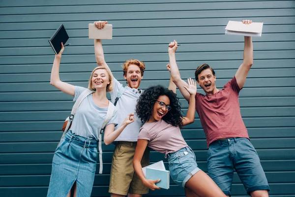 Opgewonden Multiculturele Studenten Tonen Winnaarsgebaar Kijken Naar Camera Terwijl Boeken — Stockfoto