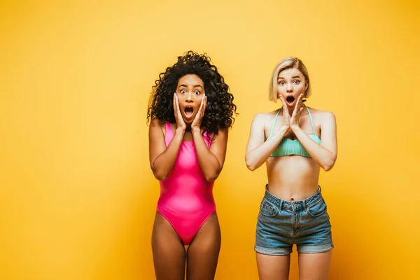 Shocked Multicultural Women Summer Outfit Touching Faces Yellow — Stock Photo, Image