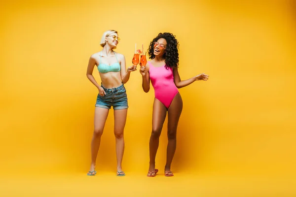 Full Length View Blonde Woman Shorts Clinking Cocktail Glasses African — Stock Photo, Image