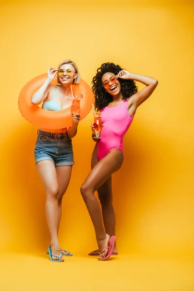 Opgewonden Interraciale Vrienden Met Cocktails Zwemmen Ring Aanraken Zonnebril Geel — Stockfoto