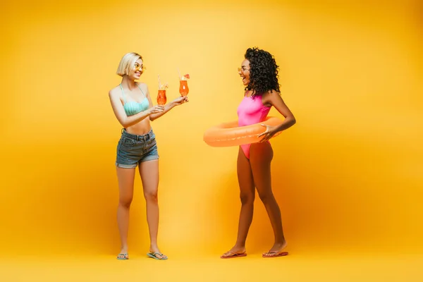 Blondine Mit Cocktailgläsern Der Nähe Eines Afrikanisch Amerikanischen Freundes Mit — Stockfoto
