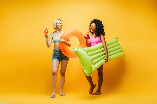 Ganzkörperansicht Junger Multikultureller Frauen Sommer Outfit Mit Aufblasbarer Matratze Schwimmring — Stockfoto