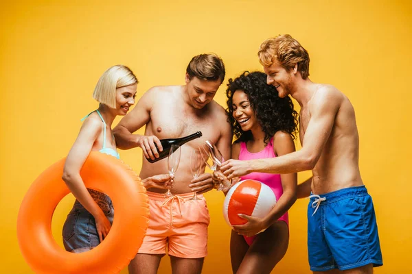 Homem Sem Camisa Derramando Champanhe Copos Amigos Multiétnicos Com Bola — Fotografia de Stock