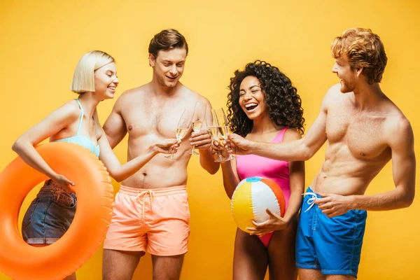 Lachende Multikulturelle Freunde Sommeroutfit Klimpern Mit Sektgläsern Gelb — Stockfoto