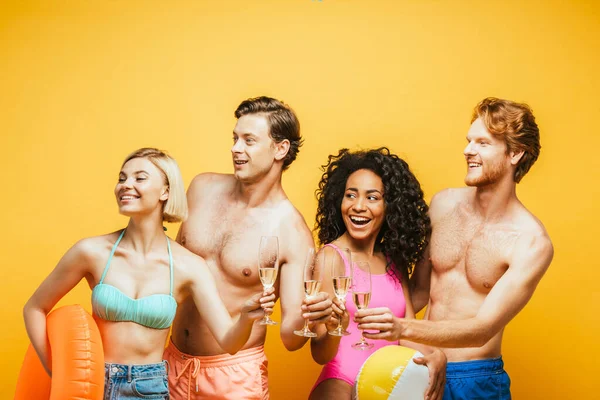 Junge Hemdlose Männer Und Multikulturelle Frauen Sommeroutfit Mit Champagnergläsern Während — Stockfoto