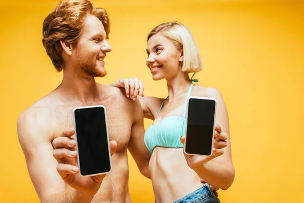 Jong Shirtless Man Blonde Vrouw Zwemmen Beha Tonen Smartphone Met — Stockfoto