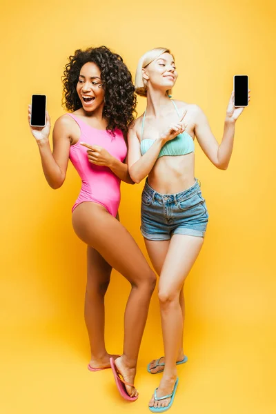 Full Length View Young Multicultural Women Summer Outfit Pointing Smartphones — Stock Photo, Image