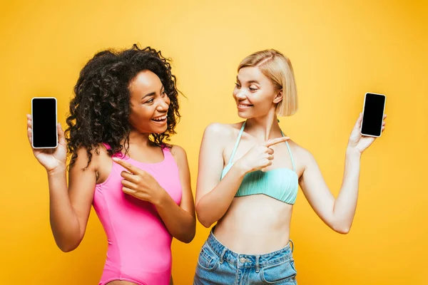 Jóvenes Mujeres Interracial Traje Verano Apuntando Teléfono Inteligente Con Pantalla — Foto de Stock