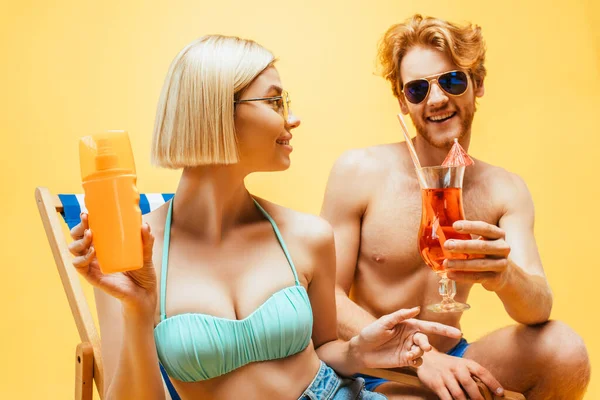 Blond Kvinna Med Apelsinjuice Och Ung Man Med Cocktailglas Tittar — Stockfoto