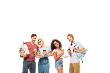 Kahveli çok ırklı öğrenciler, beyaza izole edilmiş kitaplar ve akıllı telefonlar.