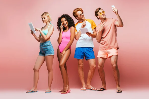 Мультикультурні Друзі Літньому Вбранні Беруть Селфі Використовують Цифрові Пристрої Рожевому — стокове фото