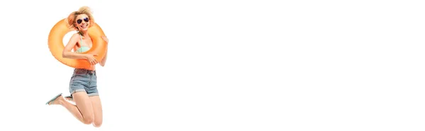 Панорамний Знімок Жінки Сонцезахисних Окулярах Плавання Кільце Стрибки Ізольовані Білому — стокове фото