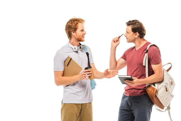 Studenten Houden Koffie Gaan Notebooks Terwijl Praten Geïsoleerd Wit — Stockfoto