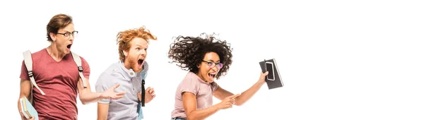 Foto Panorámica Estudiantes Multiétnicos Emocionados Con Libros Teléfonos Inteligentes Apuntando — Foto de Stock