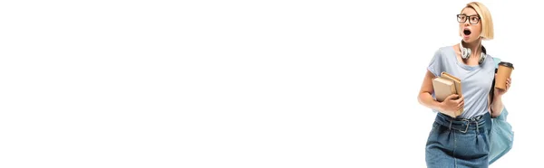 Панорамний Знімок Шокованого Студента Книгами Одноразовою Чашкою Дивиться Ізольовано Білому — стокове фото
