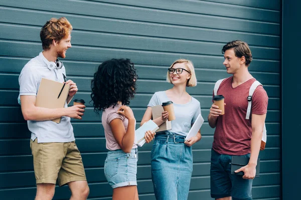 Multikulturella Studenter Med Engångskoppar Och Böcker Som Talar Urban Gata — Stockfoto