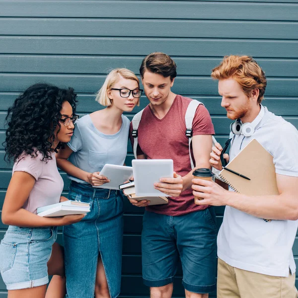 Multikulturella Studenter Tittar Digital Surfplatta Urban Street — Stockfoto