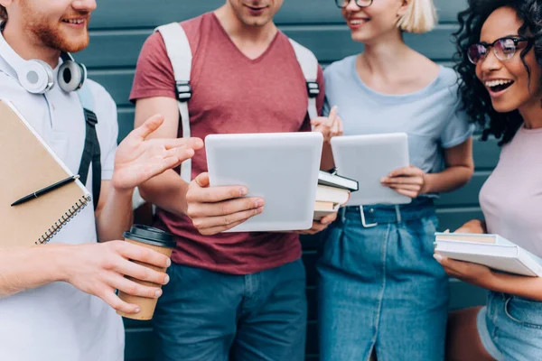 Foco Seletivo Estudantes Multiétnicos Usando Tablet Digital Enquanto Segurando Livros — Fotografia de Stock