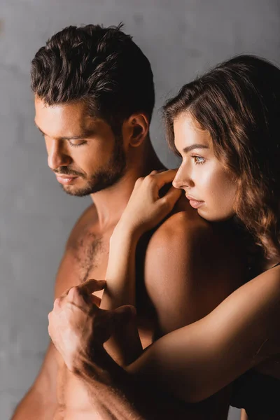 Brunette Woman Embracing Shirtless Man Home — Stock Photo, Image