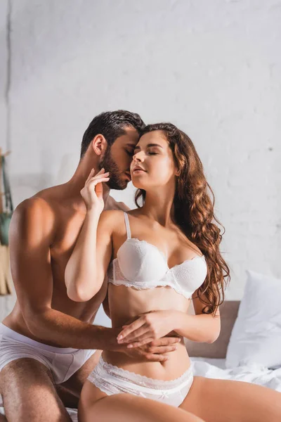 Mulher Sexy Com Olhos Fechados Tocando Namorado Sem Camisa Cuecas — Fotografia de Stock