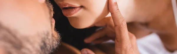 Горизонтальный Урожай Бородатого Мужчины Касающегося Щеки Сексуальной Девушки Кровати — стоковое фото