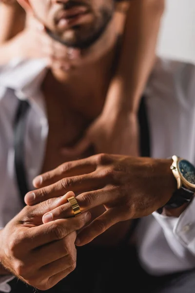 Selektivní Zaměření Ženy Objímající Muže Sundat Snubní Prsten — Stock fotografie