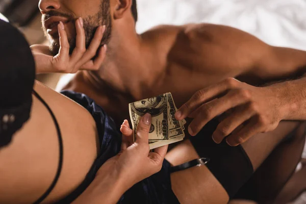 Vista Ritagliata Donna Seducente Reggiseno Calza Dando Dollari Toccando Uomo — Foto Stock