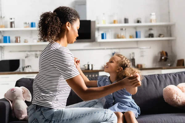 Donna Afroamericana Shirt Righe Che Tiene Mano Con Figlia Divertendosi — Foto Stock