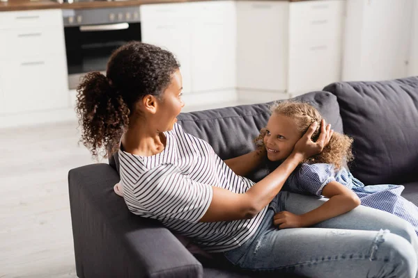 Joven Africano Americano Madre Tocando Cabeza Emocionado Hija Mientras Sentado — Foto de Stock