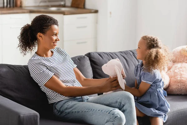 Afrikaans Amerikaanse Vrouw Gestreept Shirt Spelen Met Speelgoed Bunny Samen — Stockfoto