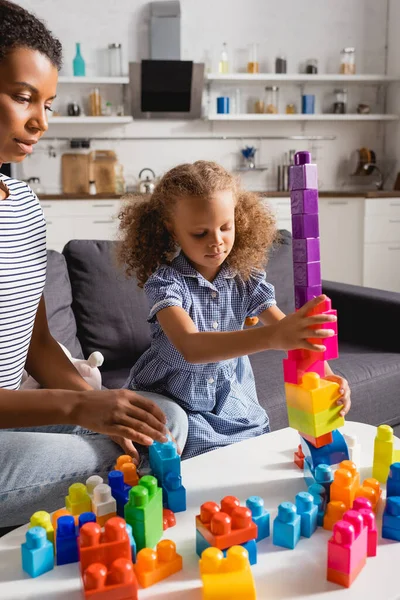 Foco Seletivo Menina Americana Africana Edifício Torre Blocos Multicoloridos Perto — Fotografia de Stock