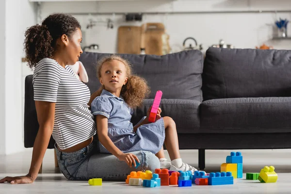African American Babysitter Girl Looking Each Other While Sitting Floor — Stock Photo, Image