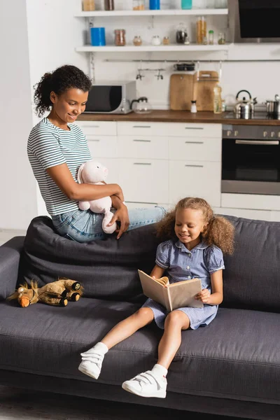 Junge Afrikanisch Amerikanische Kindermädchen Hält Spielzeughase Und Schaut Mädchen Beim — Stockfoto