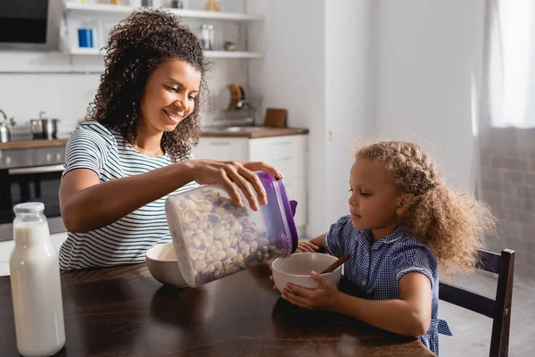 African American Mother Pouring Cornflakes Bowl Daughter Breakfast — Stock Photo, Image