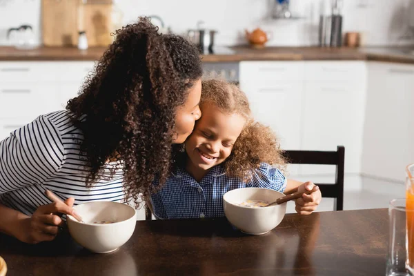 Jovem Afro Americana Mãe Beijando Filha Durante Café Manhã Cozinha — Fotografia de Stock