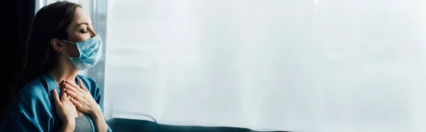 Панорамная Концепция Брюнетки Синей Медицинской Маске Касающейся Горла Дома — стоковое фото