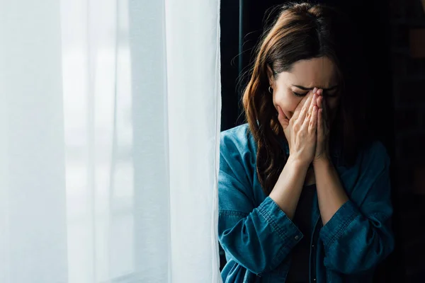 不満を抱く女性が泣き顔を覆い — ストック写真