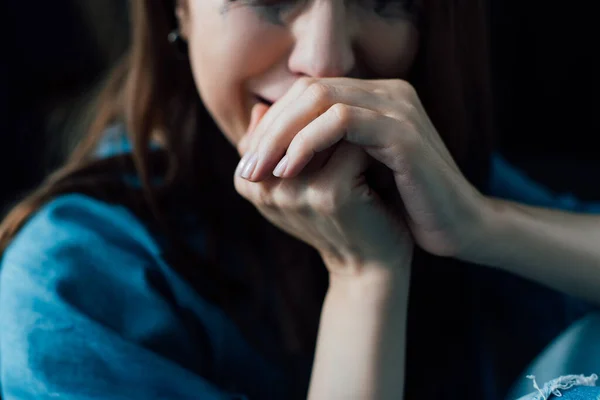 Ausgeschnittene Ansicht Einer Depressiven Frau Die Hause Weint — Stockfoto