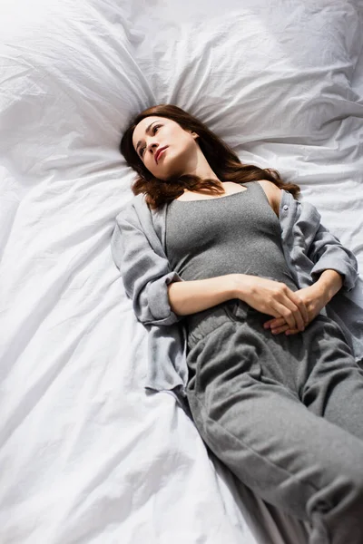 Vista Alto Angolo Della Donna Depressa Sdraiata Sul Letto — Foto Stock