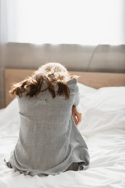 Rückansicht Einer Einsamen Brünetten Frau Die Auf Dem Bett Sitzt — Stockfoto